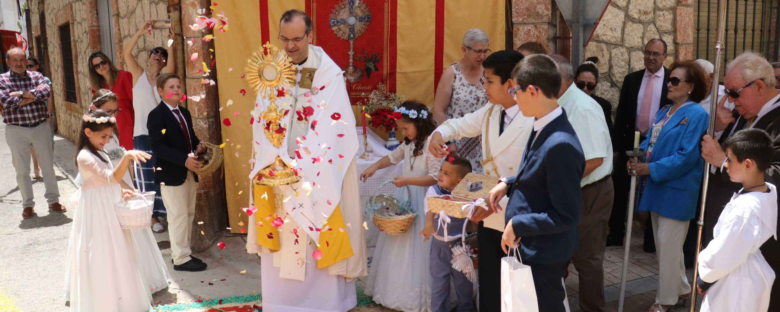 Almonacid de Zorita se vistió de colores para celebrar el Corpus Christi