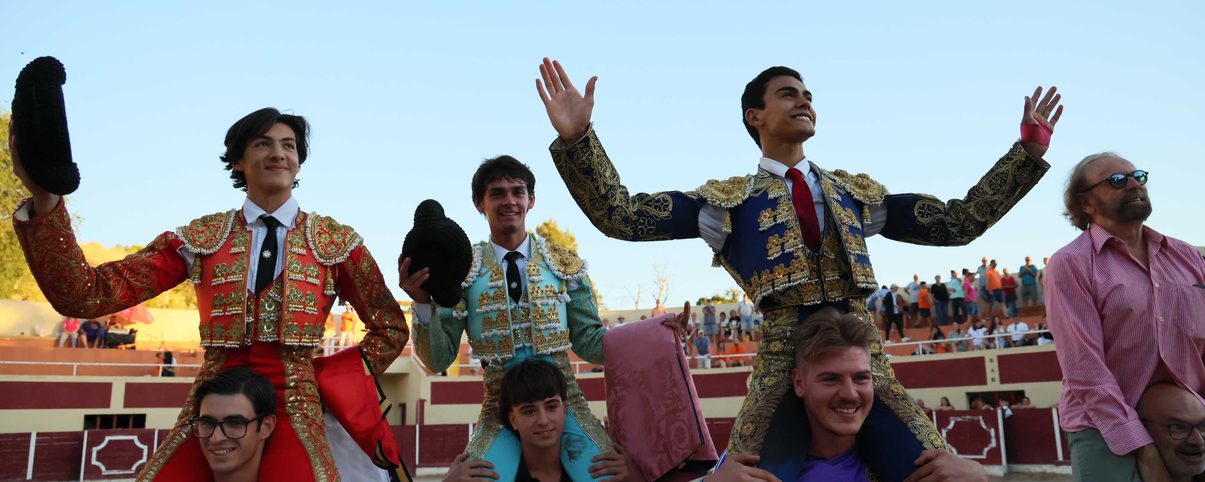 Salida a hombros en Almonacid de Garibay, Robledo, Arias Samper y el ganadero de Dehesa de Guadarrama